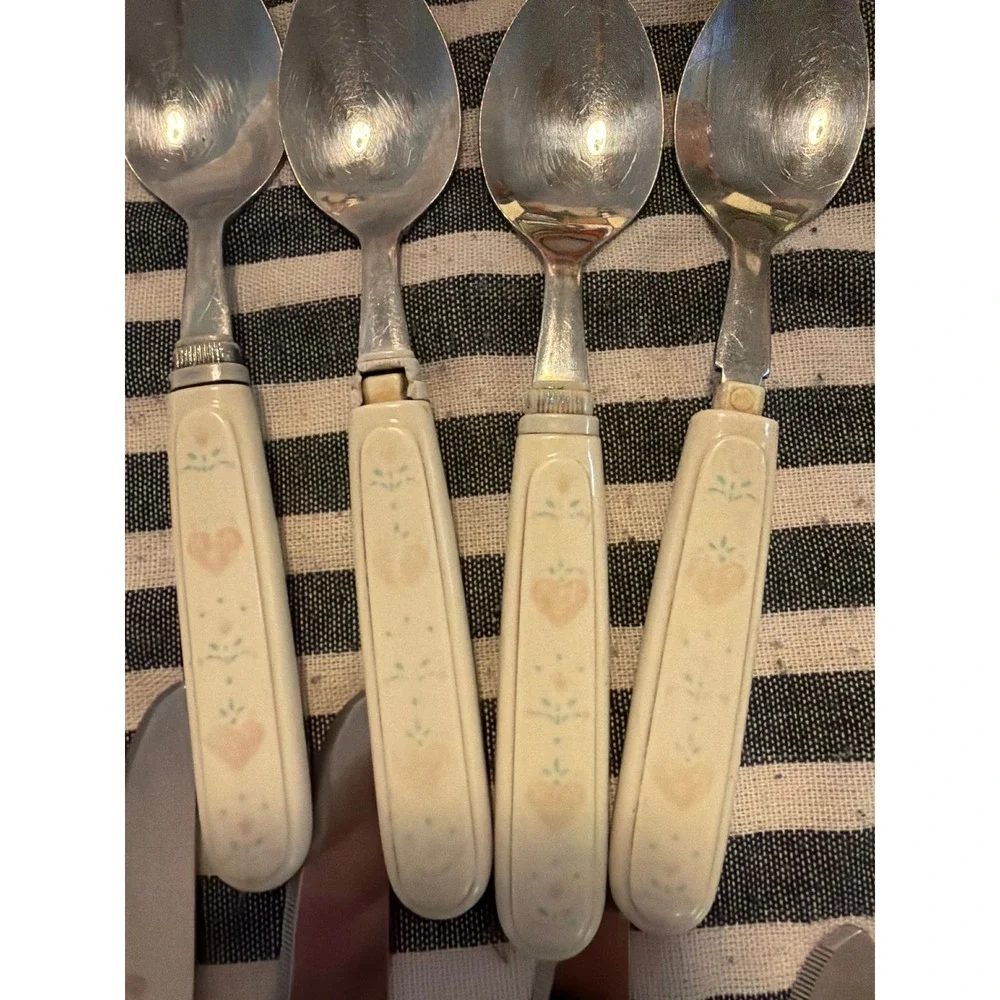 Vintage 20pc Flatware Set Cream Heart Floral Pattern Stainless Taiwan Country